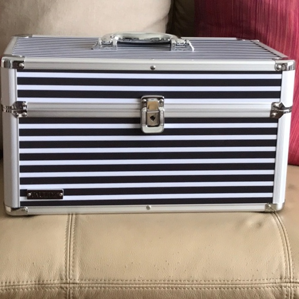 Vaultz Train Case